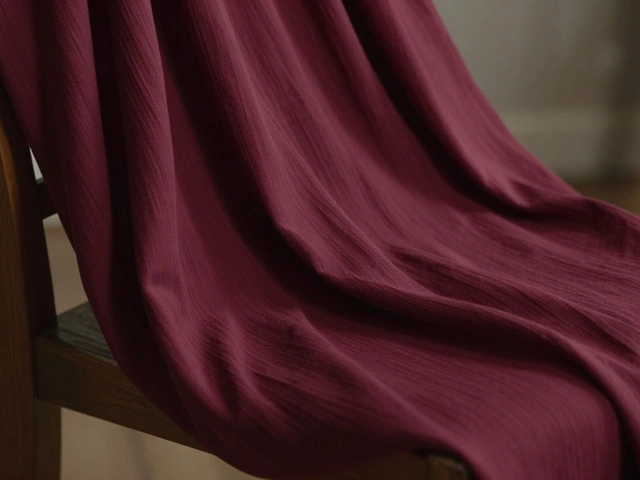 Как называется ткань, которая выглядит как мятая: названия, особенности и где её используют