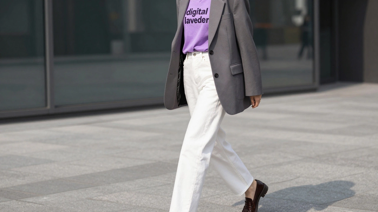 Стильный образ с лавандовой футболкой, серым жакетом и белыми джинсами в городе